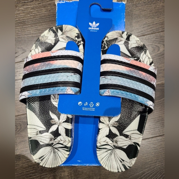 Adidas Adilette Slides, size 5 - Picture 4 of 5